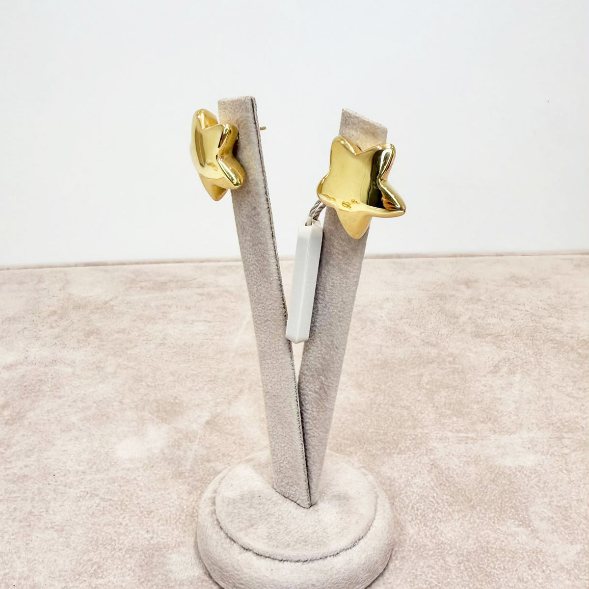 ORECCHINI A STELLA BOMBATA IN ORO GIALLO 18 KT (750)