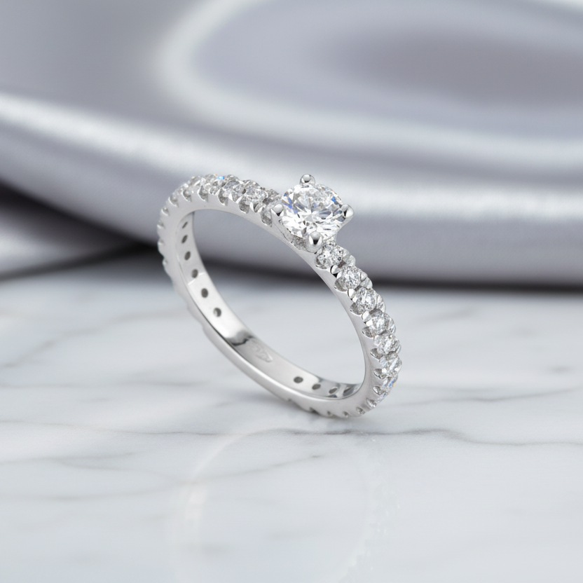 ANELLO SOLITARIO IN ORO BIANCO 18 CARATI E DIAMANTI